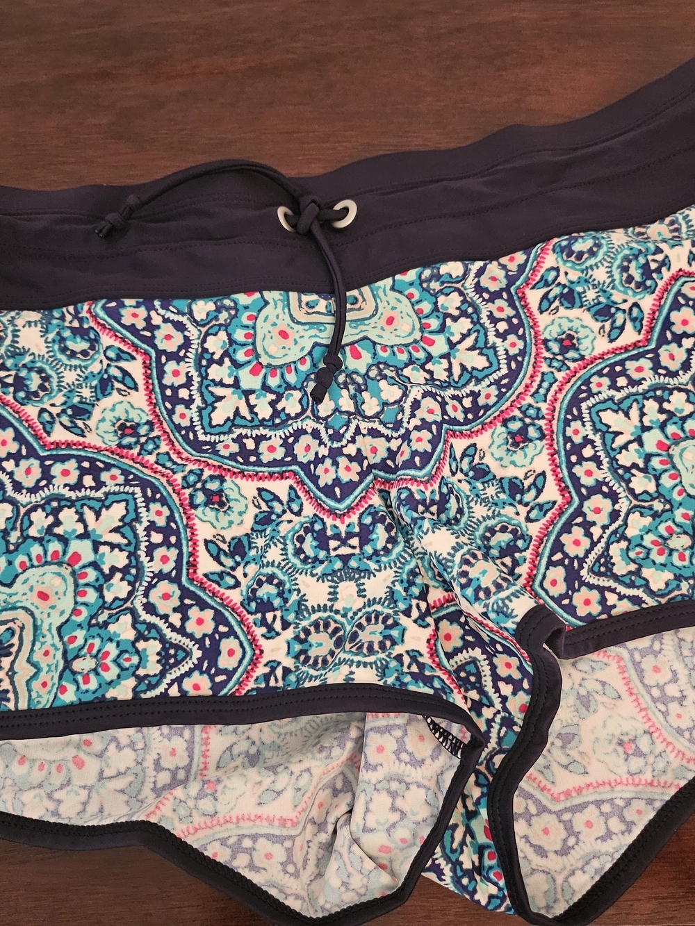 Athleta Women's Shorts and matching Top. Medium. Paisley Print in Navy.